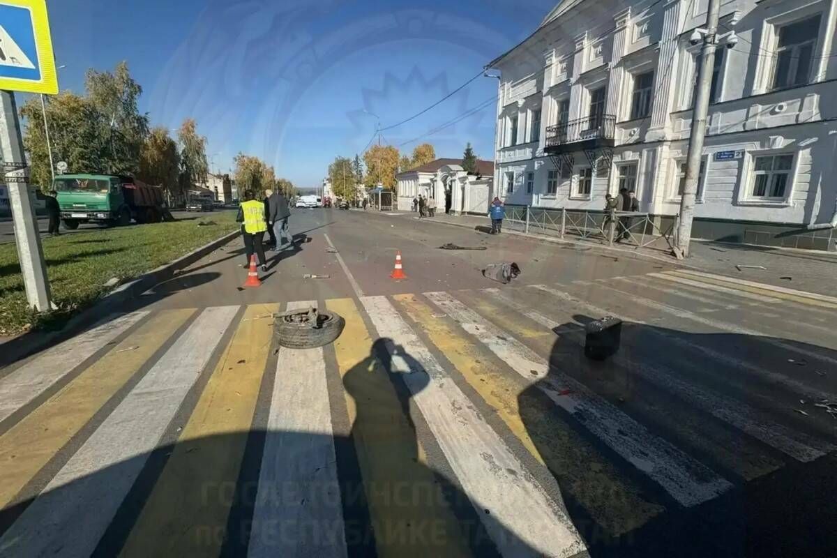 В Чистополе 20-летний водитель влетел в столб, его пассажир погиб В Чистополе 20-летний водитель влетел в столб, его пассажир погиб