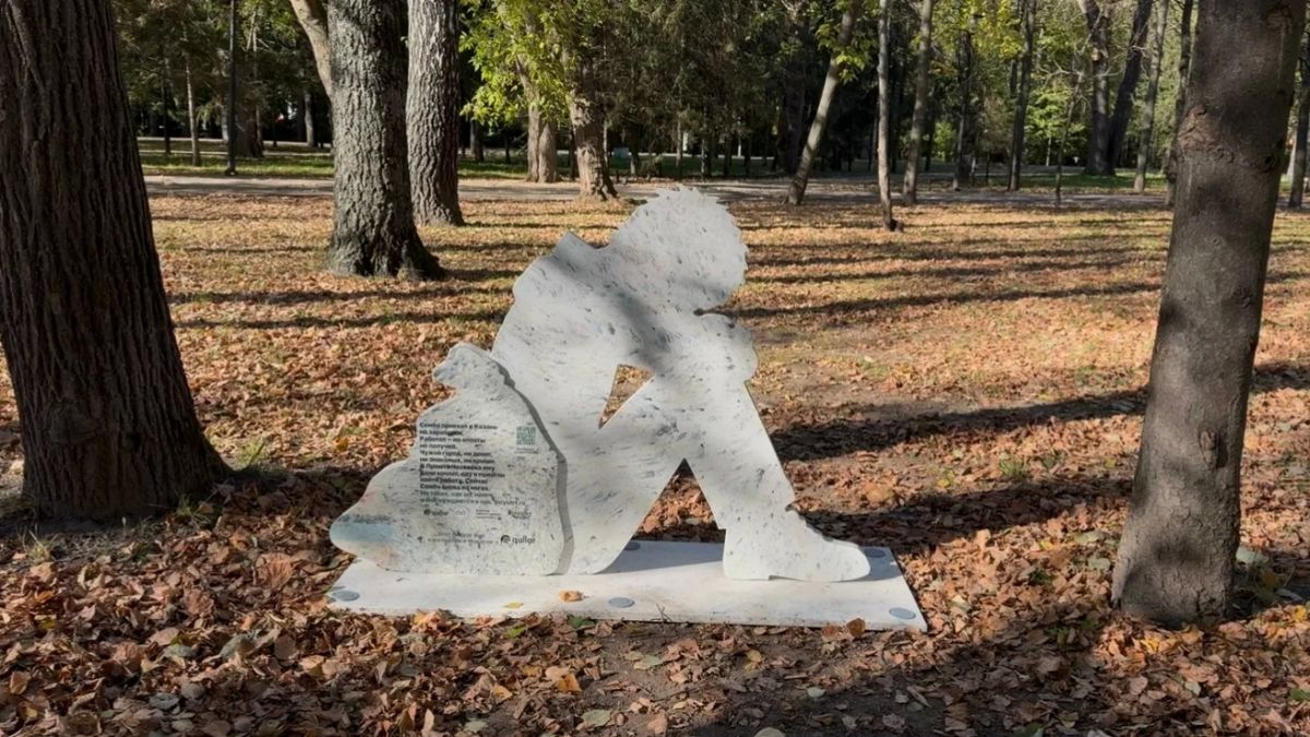 Скульптуры с историями людей появились в парке им.Горького в Казани Скульптуры с историями людей появились в парке им.Горького в Казани