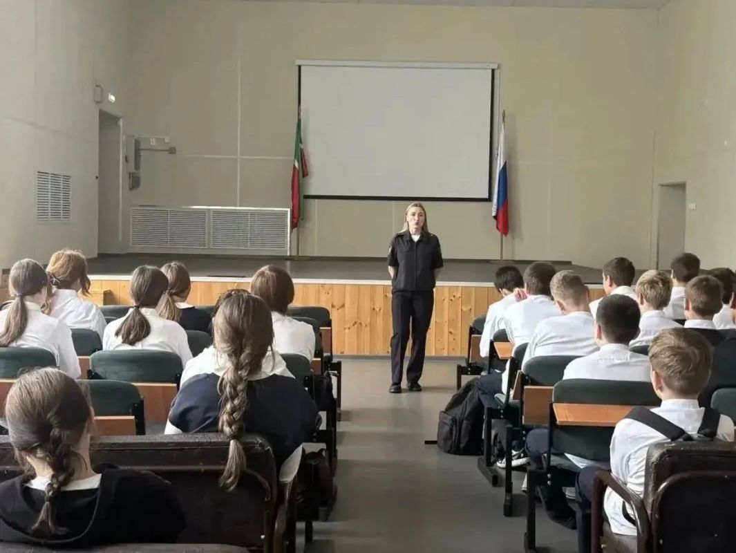 Полицейские Чистополя провели профилактические беседы со школьниками Полицейские Чистополя провели профилактические беседы со школьниками