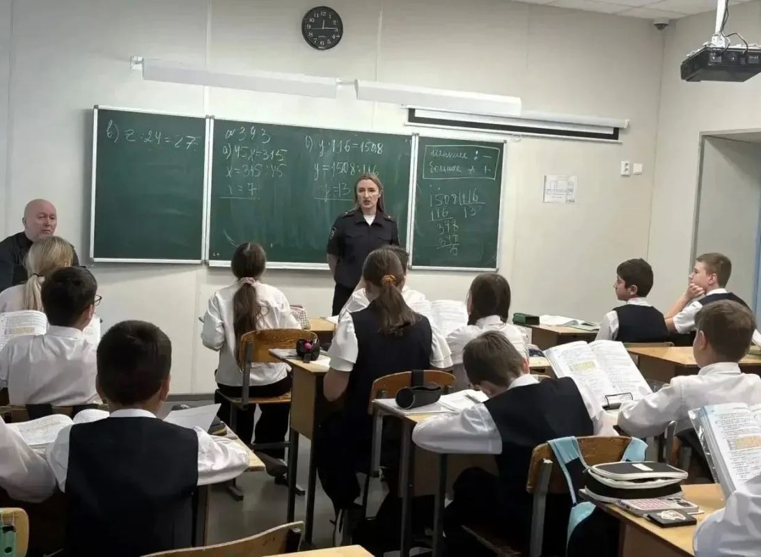 Полицейские Чистополя провели профилактические беседы со школьниками Полицейские Чистополя провели профилактические беседы со школьниками