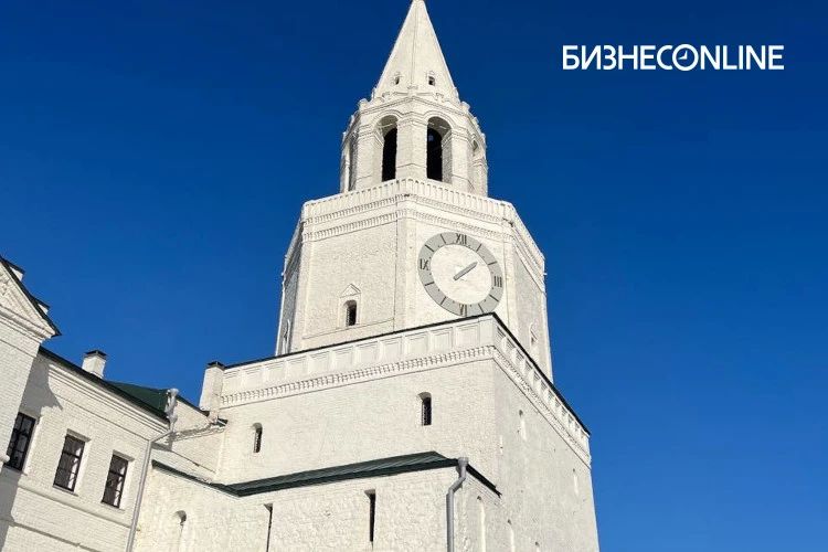 Минутную стрелку с часов Спасской башни Казанского кремля временно сняли изза неполадок в механизме, сообщили в музеезаповеднике «Казанский Кремль»
