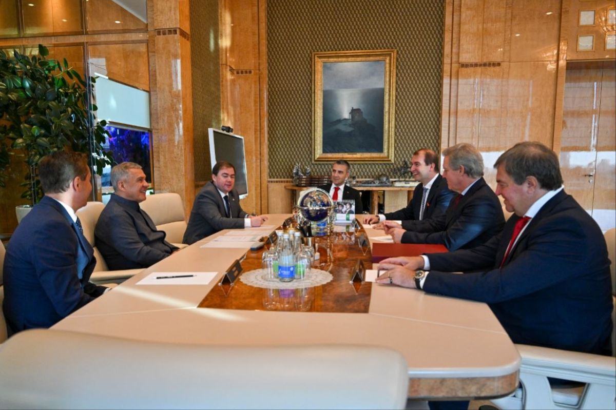 Рустам Минниханов встретился с президентом European Aquatics Антонио Силвой