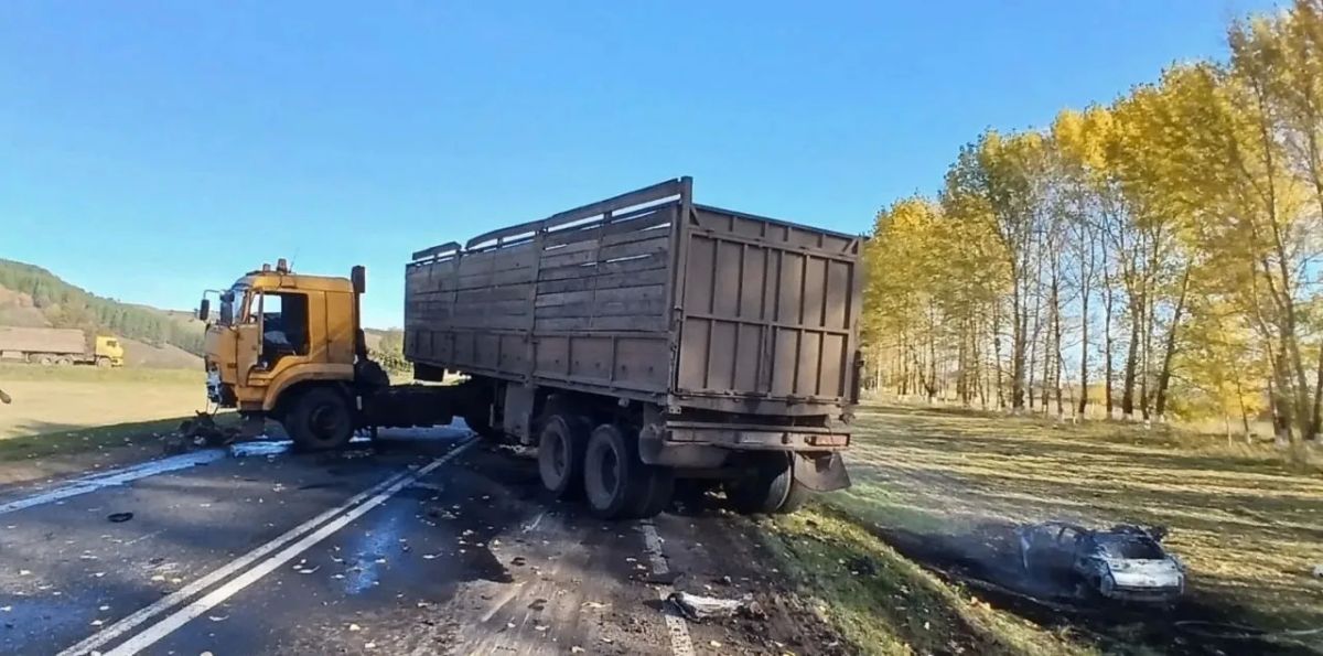 Иномарка сгорела после столкновения с грузовиком в Татарстане Иномарка сгорела после столкновения с грузовиком в Татарстане