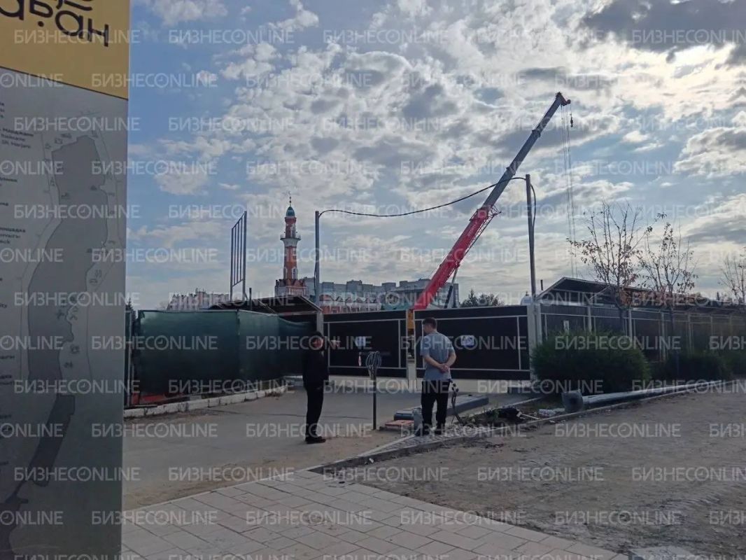 На месте снесенной «Планеты Фитнес» в Казани заметили строительную технику и рабочих
