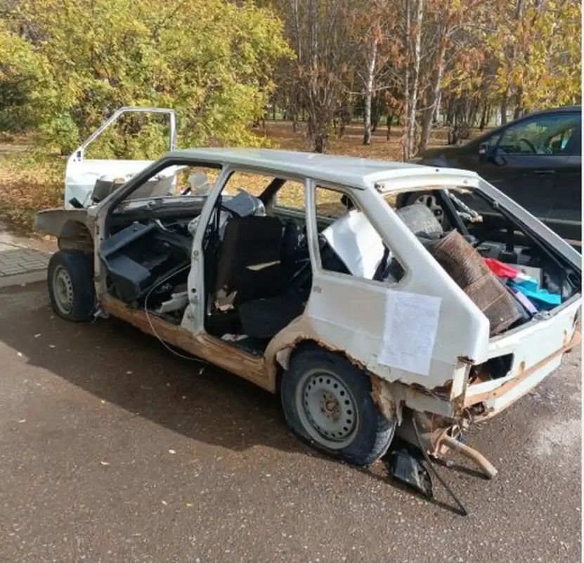Администрация Нижнекамска разыскивает собственника автомобиля марки «Лада», который долгое время занимает парковочное место у гипермаркета «Магнит Экстра» по адресу: улица Южная, 7