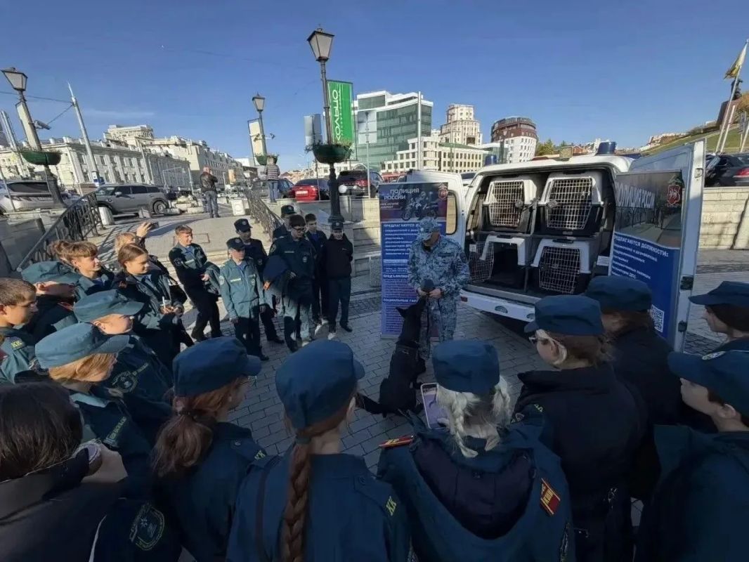 Сотрудники УМВД России по г. Казани провели агитационное мероприятие по привлечению граждан на службу в органы внутренних дел Сотрудники УМВД России по г. Казани провели агитационное мероприятие по привлечению граждан на службу в органы внутренних дел