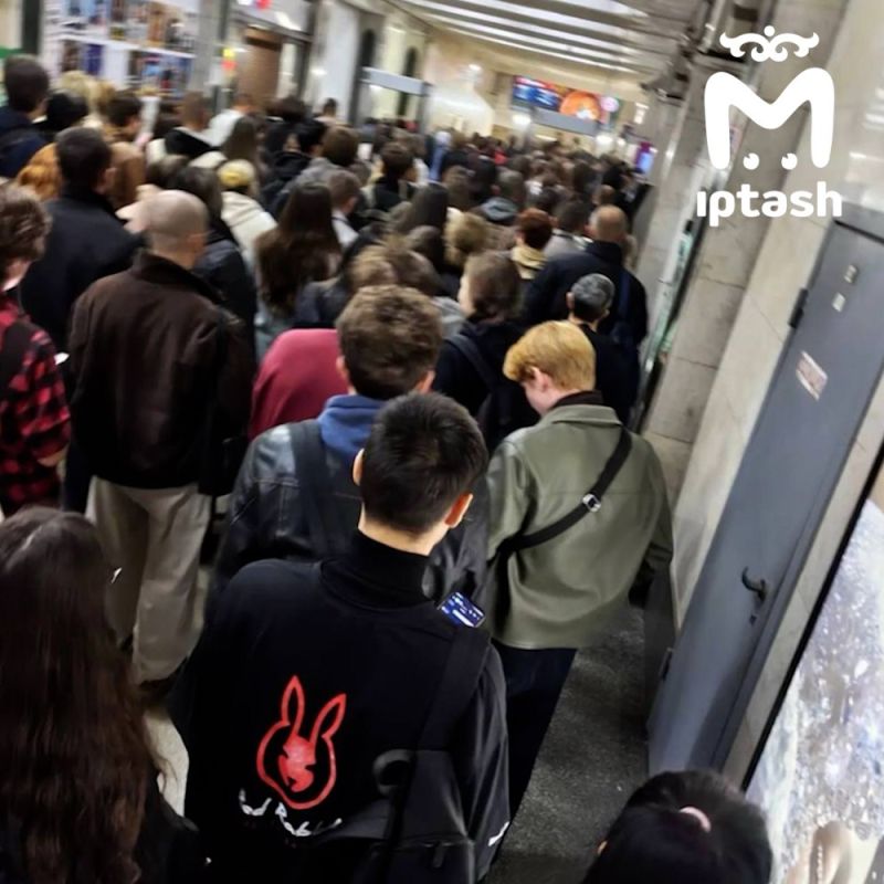 Адская очередь скопились в метро на станции "Площадь Тукая" — там работают только два турникета, говорят пассажиры
