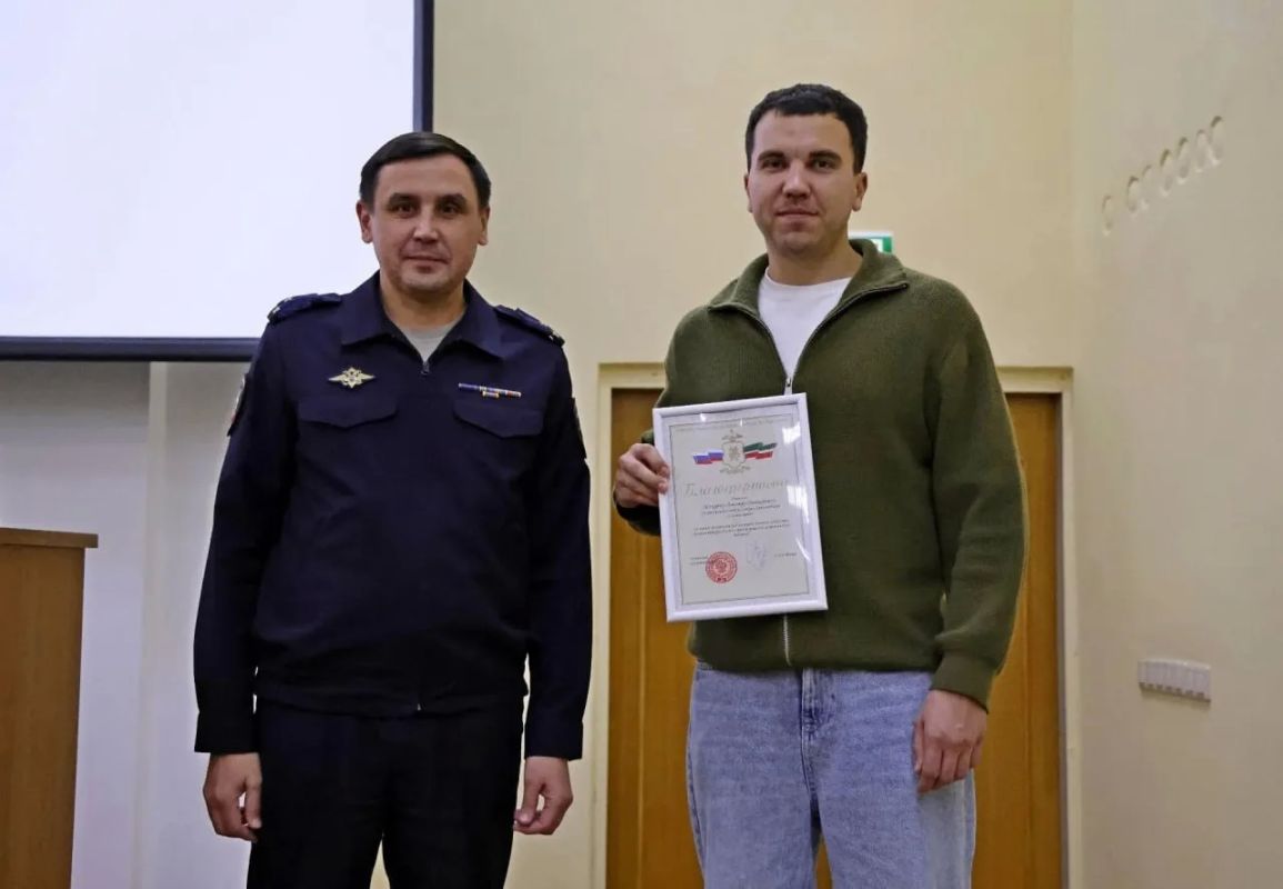 Полицейские наградили казанца, спасшего мужчину от мошенников