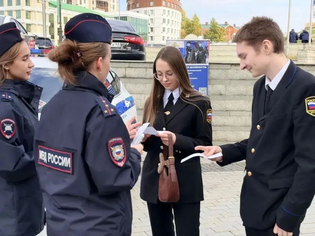Сотрудники УМВД России по г. Казани провели агитационное мероприятие по привлечению граждан на службу в органы внутренних дел Сотрудники УМВД России по г. Казани провели агитационное мероприятие по привлечению граждан на службу в органы внутренних дел