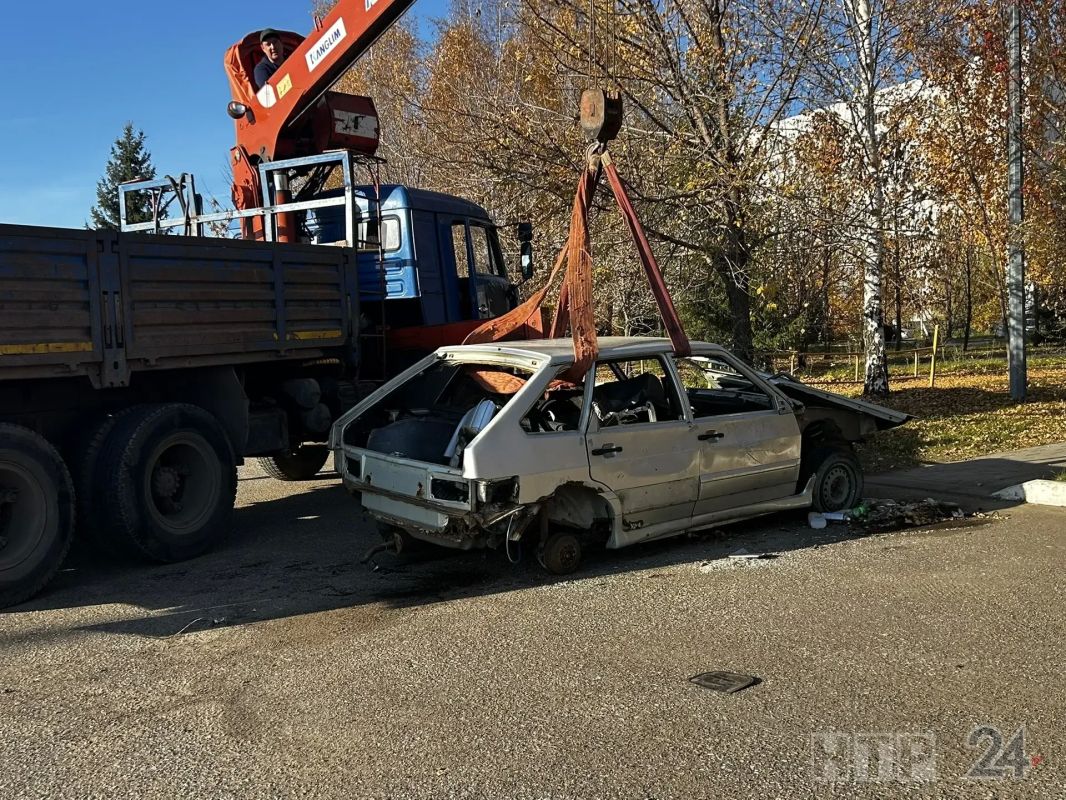В Нижнекамске специалисты АТИ эвакуировали бесхозный автомобиль ВАЗ 2109