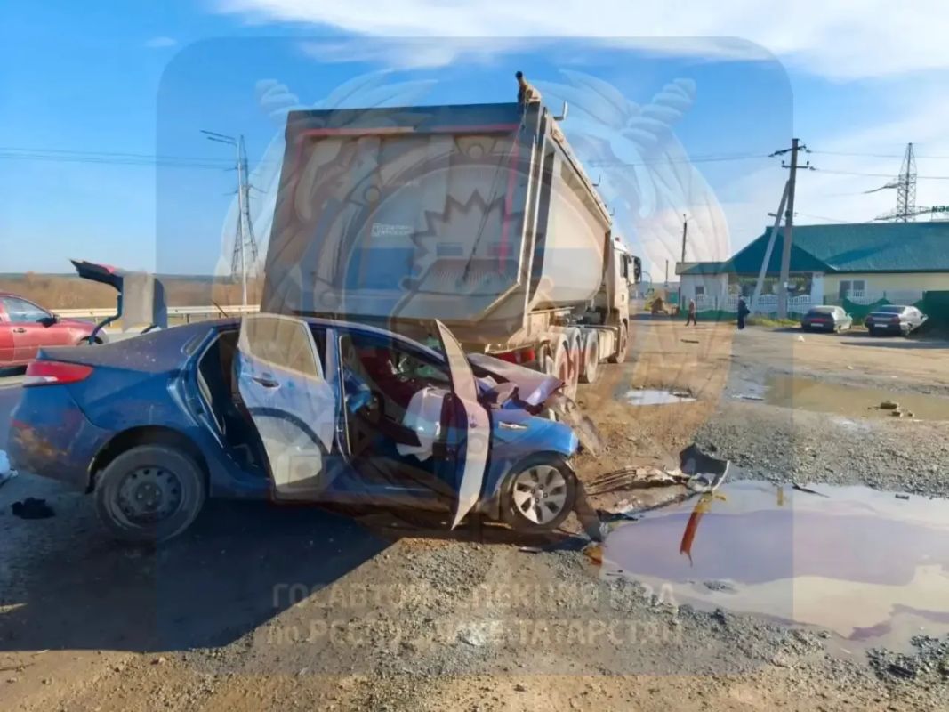 17 октября на автодороге М-7 «Волга» (Елабужский район) 29-летний водитель автомобиля Kia совершил наезд на припаркованный на обочине грузовой автомобиль Man 17 октября на автодороге М-7 «Волга» (Елабужский район) 29-летний водитель автомобиля Kia совершил наезд на припаркованный на обочине грузовой автомобиль Man