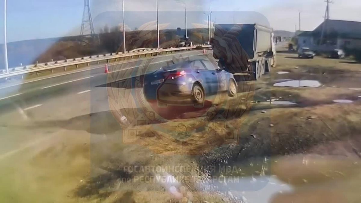17 октября на автодороге М-7 «Волга» (Елабужский район) 29-летний водитель автомобиля Kia совершил наезд на припаркованный на обочине грузовой автомобиль Man