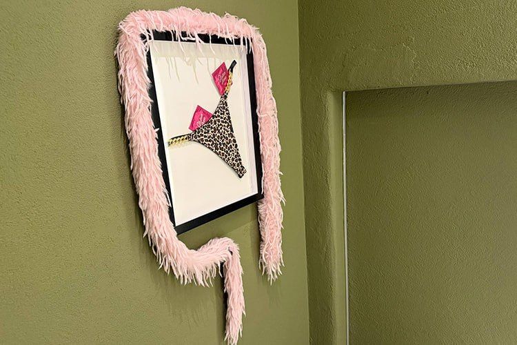 «Ешь. Молись. Пэпэ» — такая надпись встречает гостей при входе в кафе «Пэпэ» на Профессора Нужина «Ешь. Молись. Пэпэ» — такая надпись встречает гостей при входе в кафе «Пэпэ» на Профессора Нужина