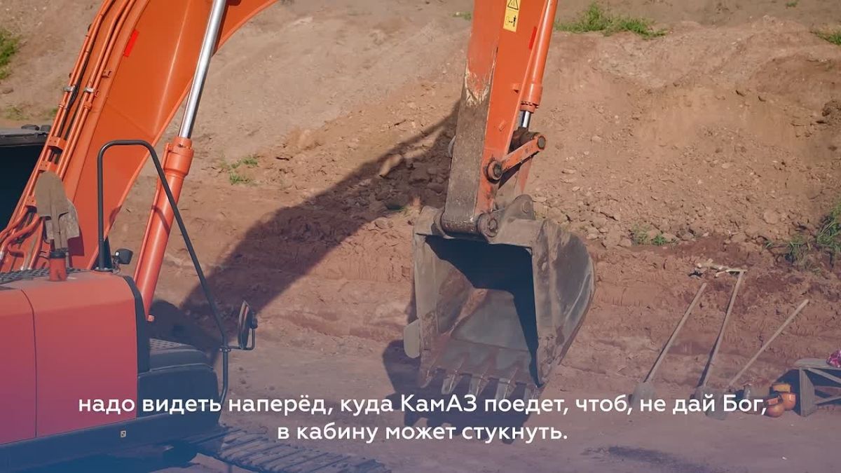 Незаменимый помощник дорожника — экскаватор