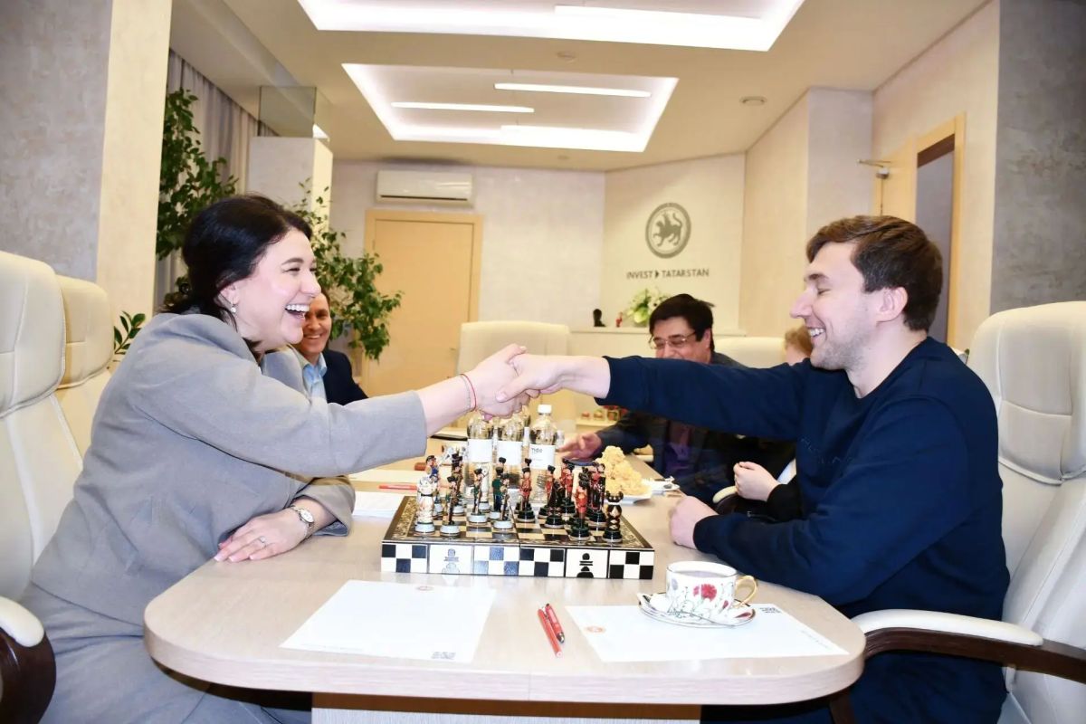 Сенатор предложил ничью. Сегодня на площадке TIME многократный чемпион мира Сергей Карякин, сенатор Совета Федерации от Крыма, провел сеанс одновременной игры с юными шахматистами Татарстана Сенатор предложил ничью. Сегодня на площадке TIME многократный чемпион мира Сергей Карякин, сенатор Совета Федерации от Крыма, провел сеанс одновременной игры с юными шахматистами Татарстана