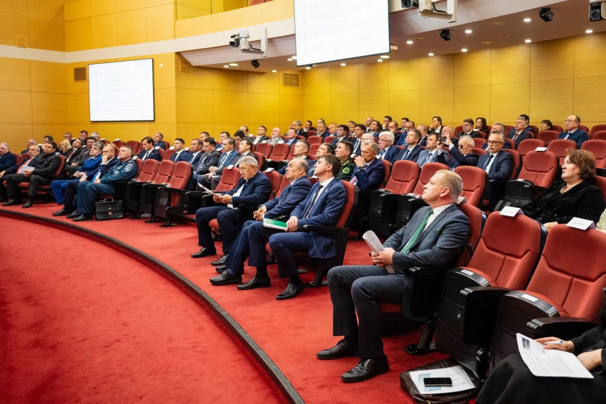 Заместитель руководителя Приволжского управления Ростехнадзора Дмитрий Горев принял участие в совещании под председательством Раиса Республики Татарстан Рустама Минниханова с малыми нефтяными компаниями субъекта по... Заместитель руководителя Приволжского управления Ростехнадзора Дмитрий Горев принял участие в совещании под председательством Раиса Республики Татарстан Рустама Минниханова с малыми нефтяными компаниями субъекта по...