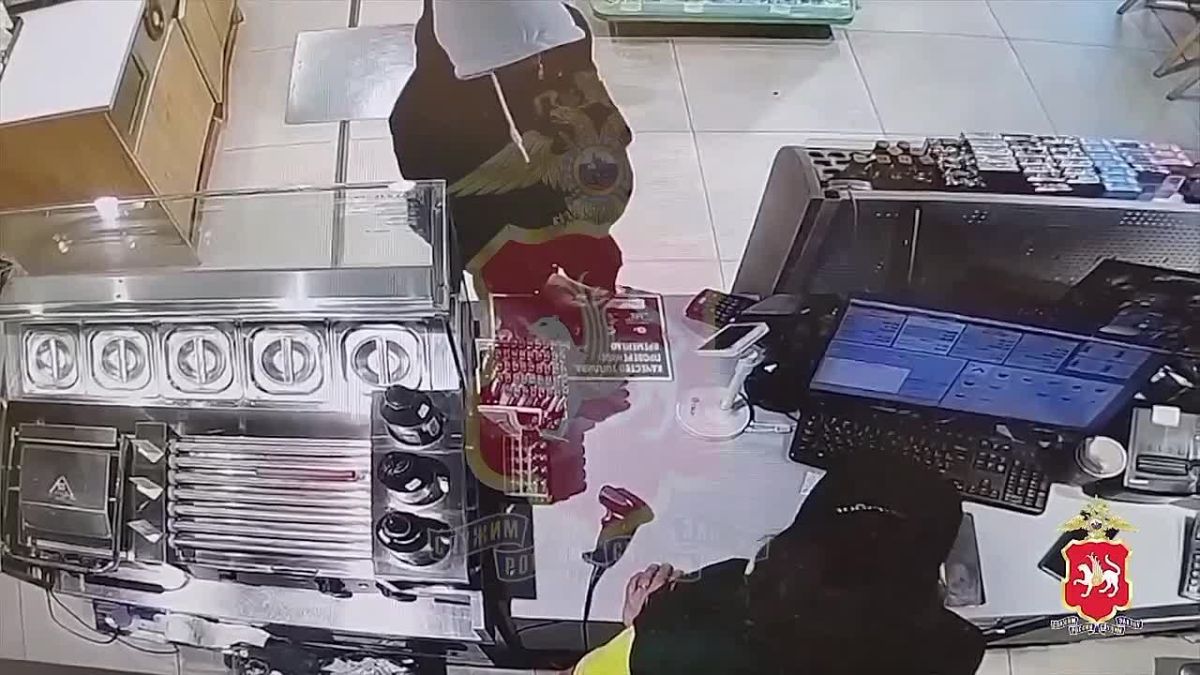 Полиция Казани предупреждает: использование чужой банковской карты — уголовная ответственность