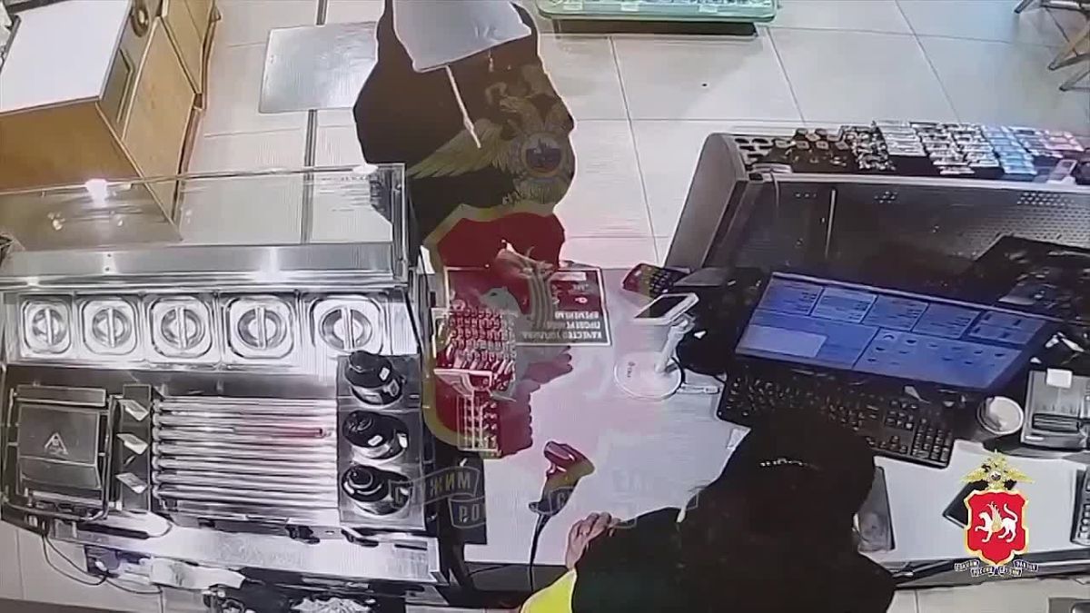 В Казани 19-летнего парня задержали за оплату покупок чужой банковской картой