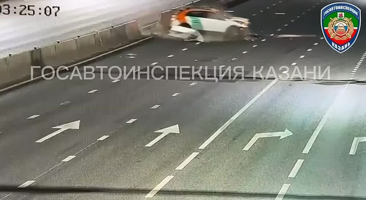 Уже третья машина влетела в бетонное ограждение на Назарбаева