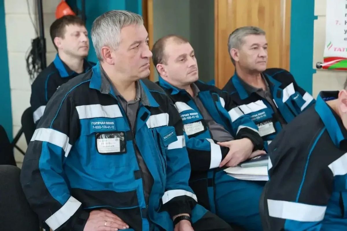 Полицейские Бугульмы провели встречу с коллективом Бугульминского механического завода Полицейские Бугульмы провели встречу с коллективом Бугульминского механического завода