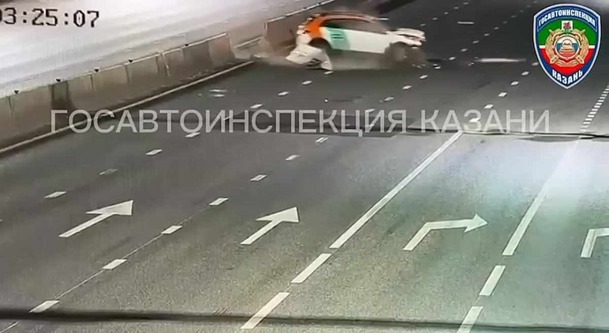 На Назарбаева автомобиль влетел в бетонное ограждение - уже третий случай за год