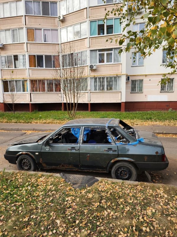 Жители дома №3Б по проспекту Шинников пожаловались на то что, рядом с их домом стоит брошенный автомобиль отечественного производства