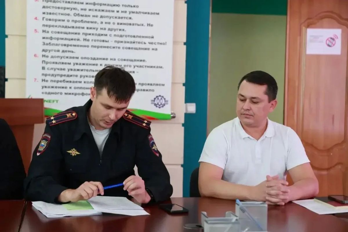 Полицейские Бугульмы провели встречу с коллективом Бугульминского механического завода Полицейские Бугульмы провели встречу с коллективом Бугульминского механического завода