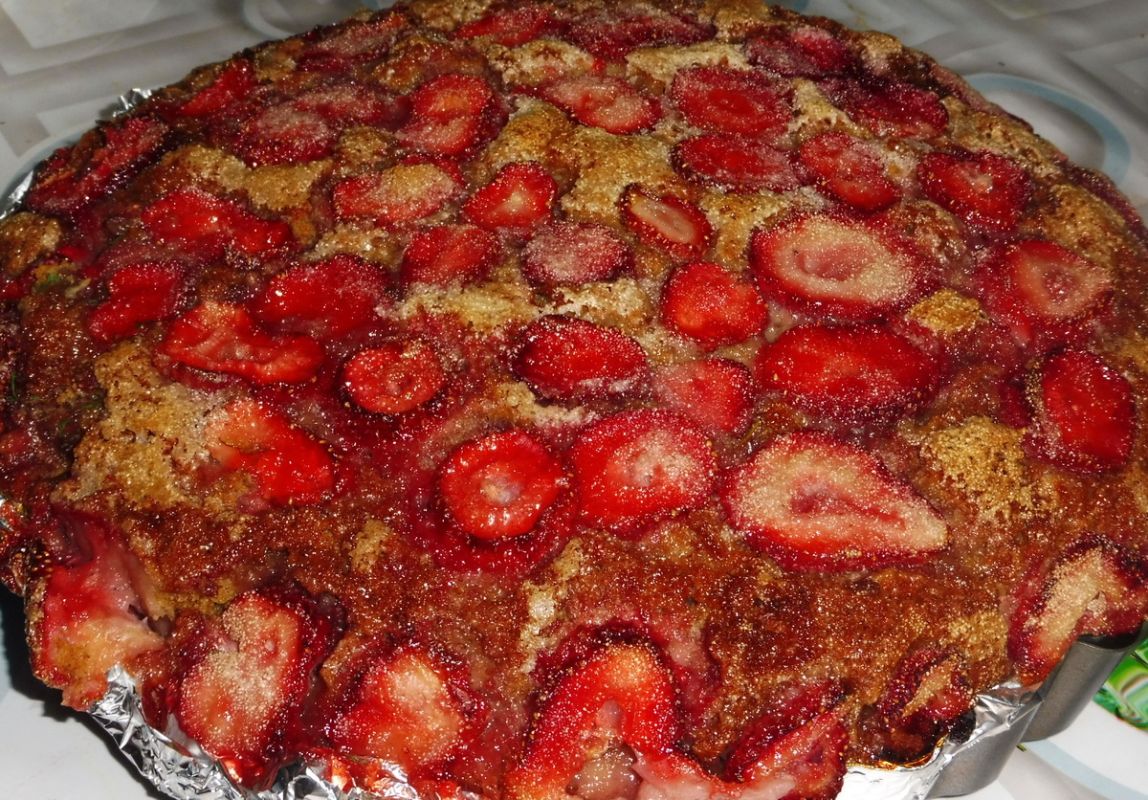 Нежный пирог с клубникой: просто, быстро и вкусно