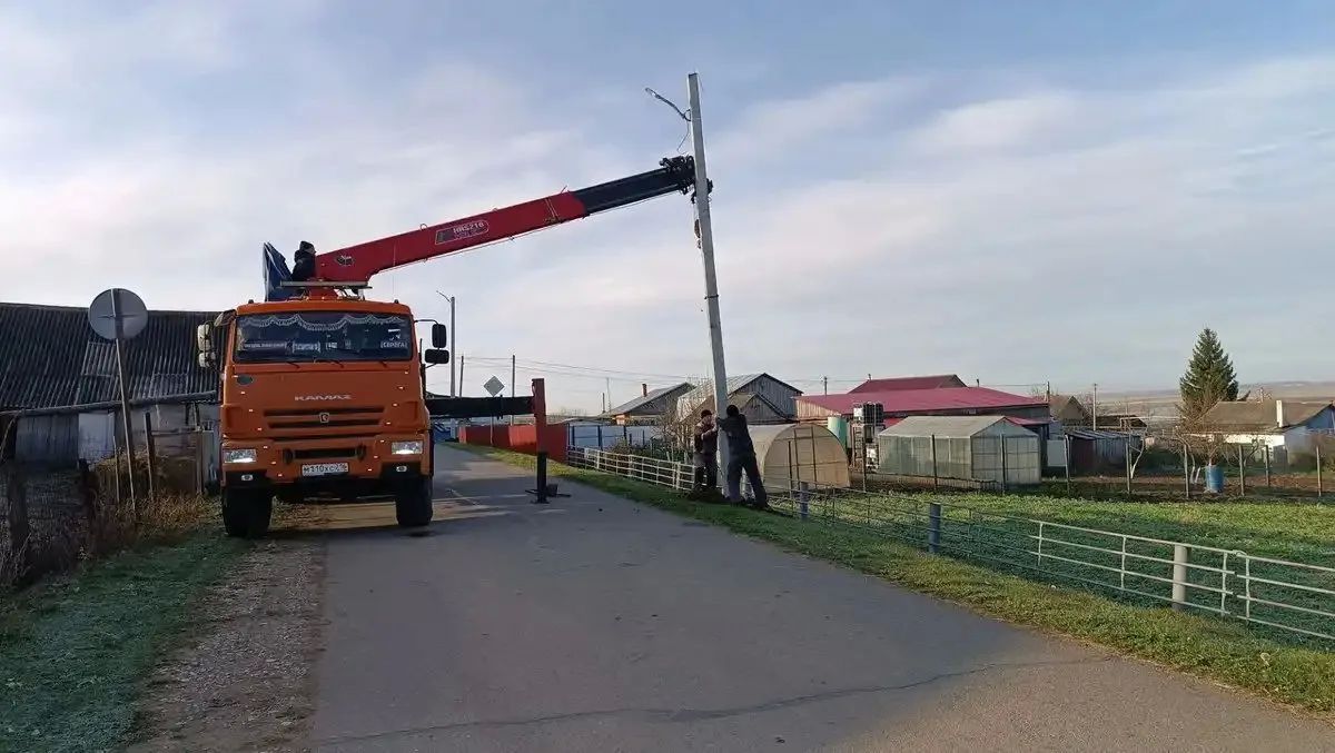 В селе Кулмакса Нижнекамского района устанавливают новые опоры и светильники