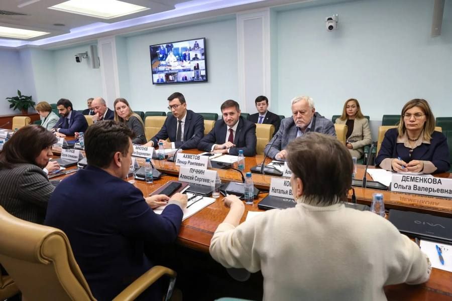 Ленар Ахметов представил в Совете Федерации план поддержки местных предпринимателей