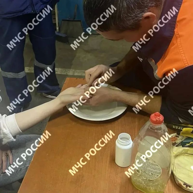 Кольцо впилось в палец женщины в Казани — спасатели освободили его за 13 минут