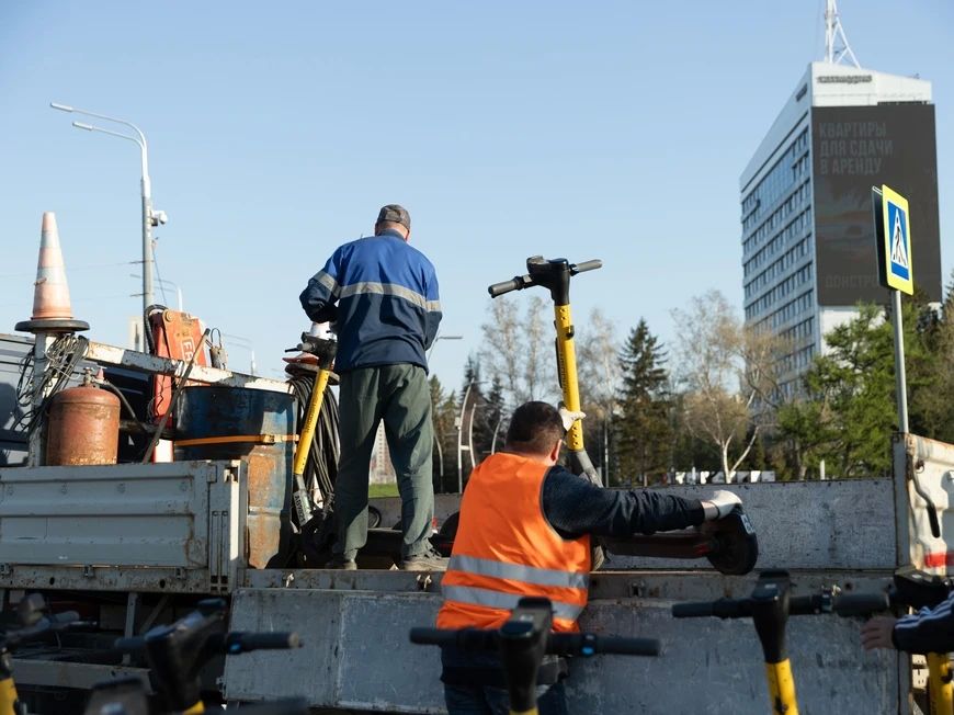 В Казани с начала года эвакуировали 878 неправильно припаркованных самокатов