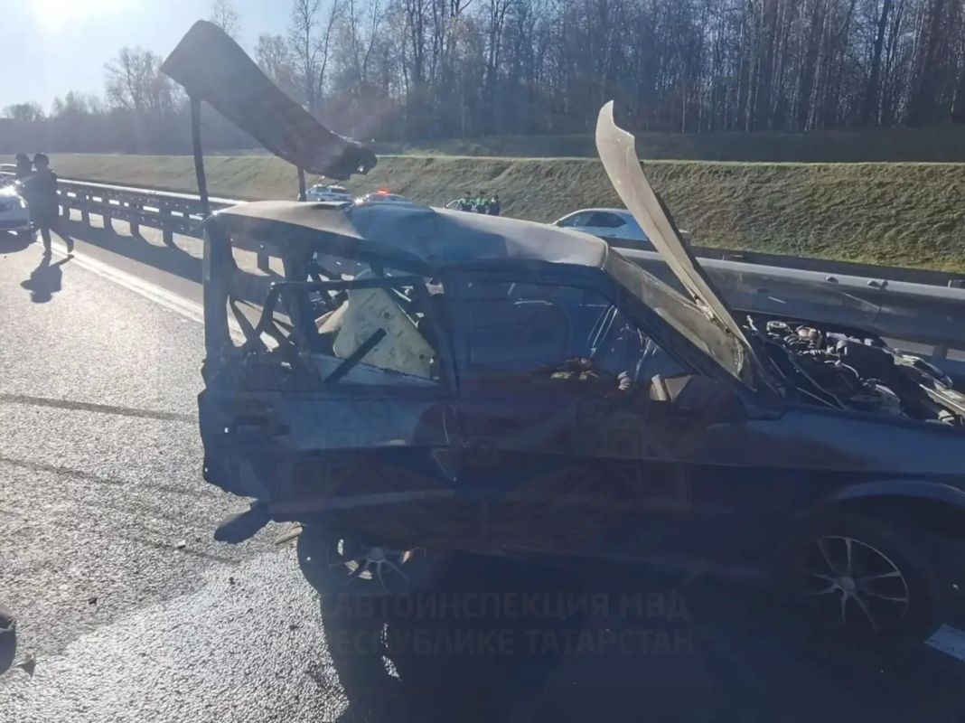 26 октября в Казани на Оренбургском тракте водитель автомобиля Lada Granta, по предварительным данным, совершил наезд на остановившийся изза поломки автомобиль ВАЗ2114 26 октября в Казани на Оренбургском тракте водитель автомобиля Lada Granta, по предварительным данным, совершил наезд на остановившийся изза поломки автомобиль ВАЗ2114