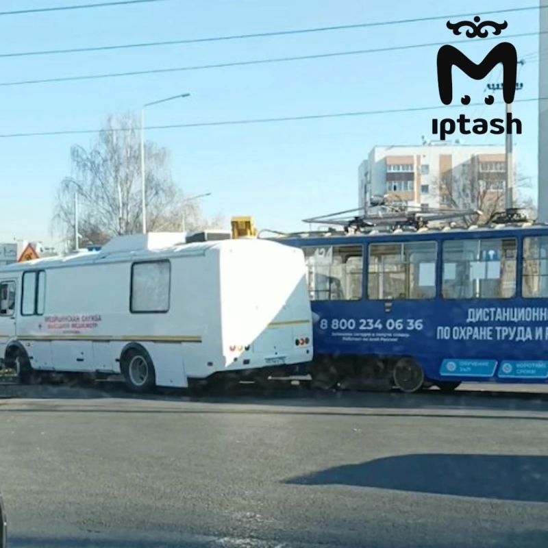 Автобус снёс с рельс трамвай на перекрёстке 50 лет Октября и Химиков в Нижнекамске