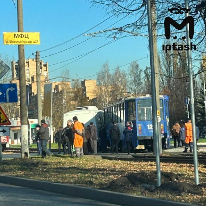 Автобус снёс с рельс трамвай на перекрёстке 50 лет Октября и Химиков в Нижнекамске Автобус снёс с рельс трамвай на перекрёстке 50 лет Октября и Химиков в Нижнекамске