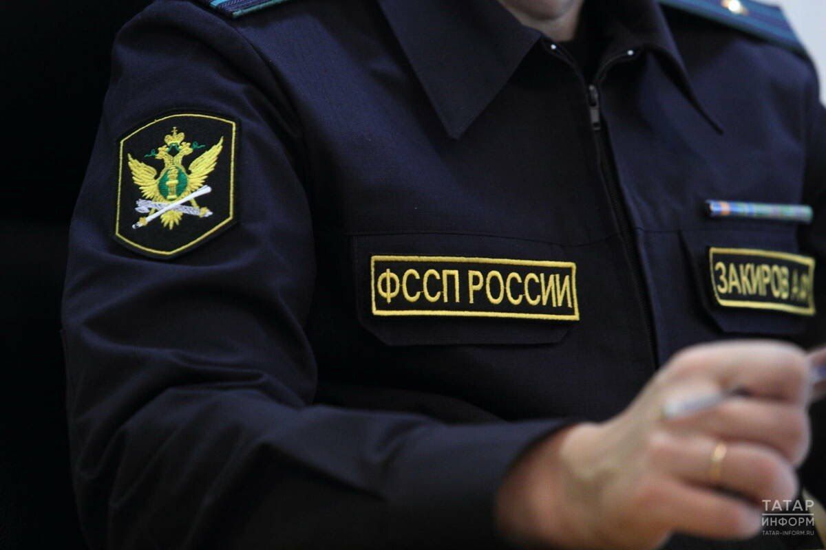 В Татарстане пристав нашёл должницу по алиментам под грудой одежды