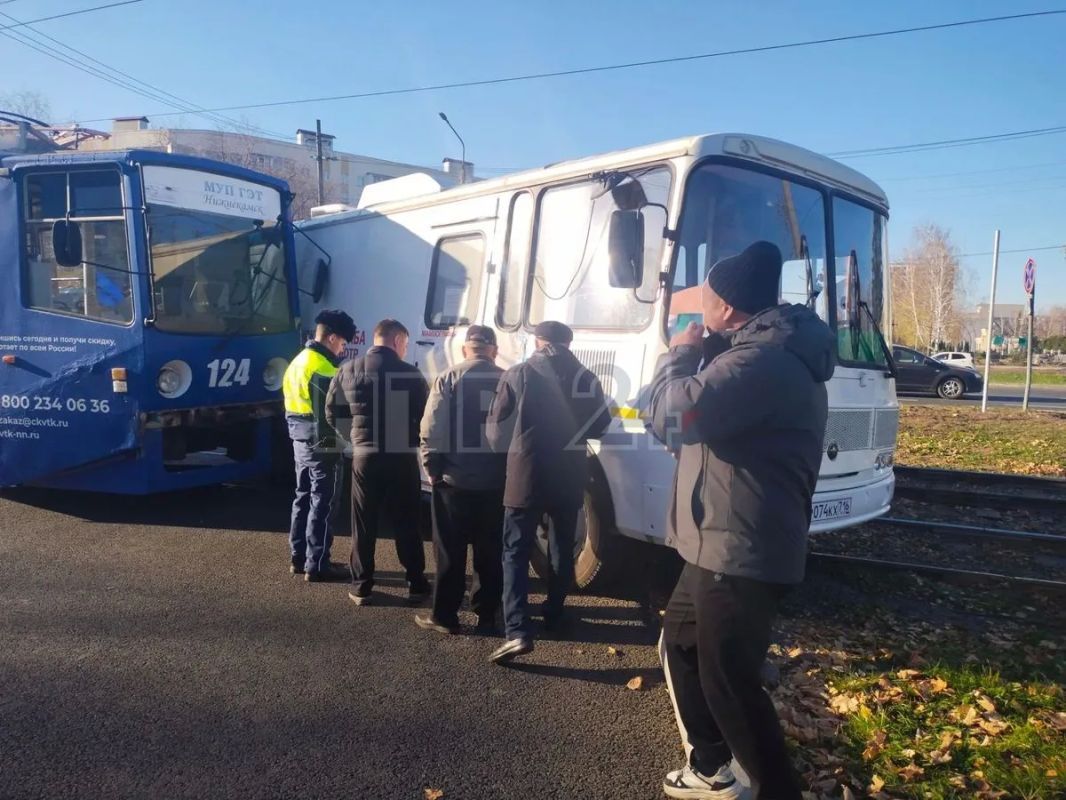 По словам водителя автобуса, при повороте он не увидел трамвай По словам водителя автобуса, при повороте он не увидел трамвай
