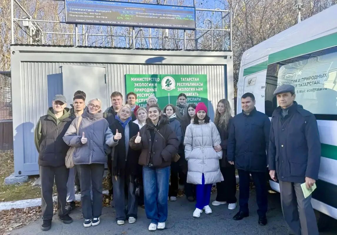 Прозрачно как воздух: депутатам и студентам показали работу станций мониторинга воздуха и передвижной эколаборатории