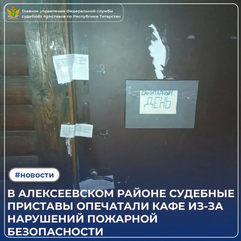 У кафе есть часы работы, меню и постоянные посетители