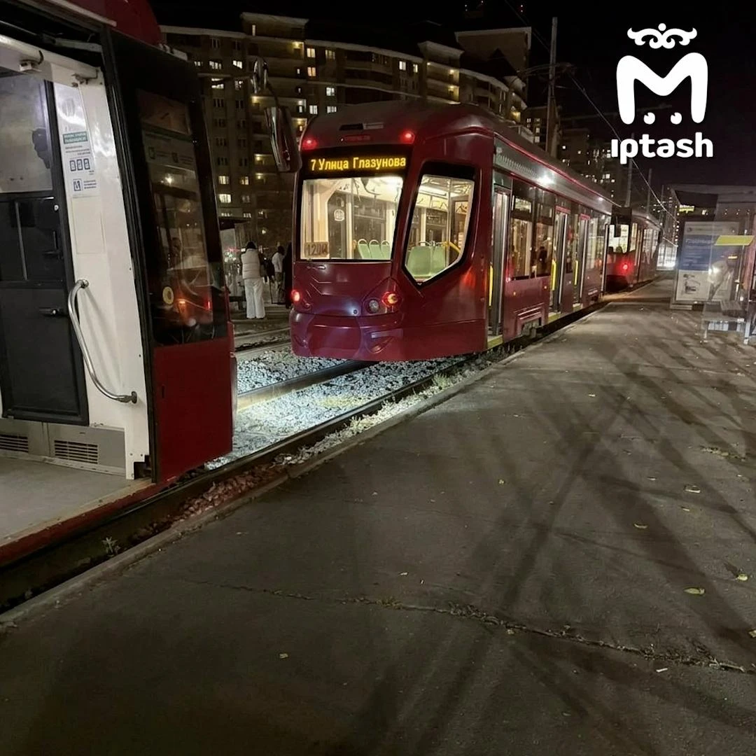 Трамваи встали у Солнечного города из-за аварии