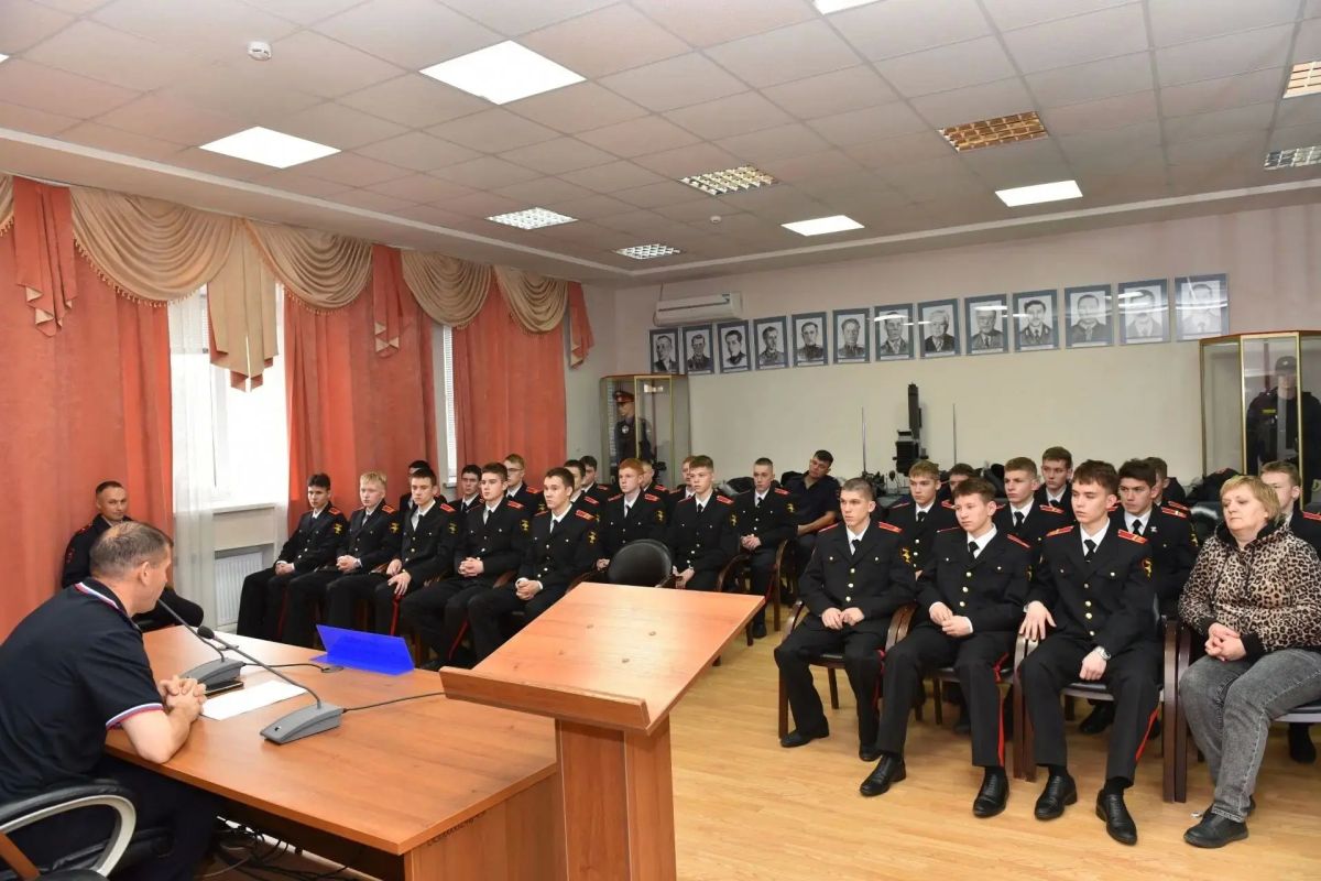 Специалисты экспертно-криминалистического центра МВД Татарстана познакомили суворовцев с работой своего подразделения Специалисты экспертно-криминалистического центра МВД Татарстана познакомили суворовцев с работой своего подразделения