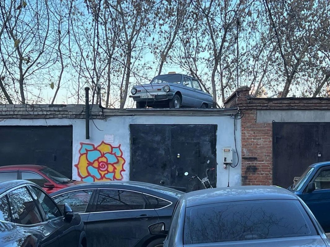 Такси на крыше: в Казани заметили «Запорожец» с шашечками Такси на крыше: в Казани заметили «Запорожец» с шашечками
