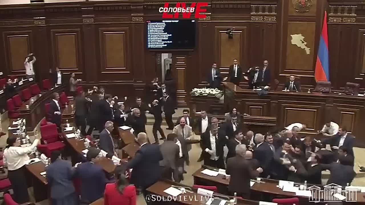 В парламенте Армении во время заседания произошла массовая драка