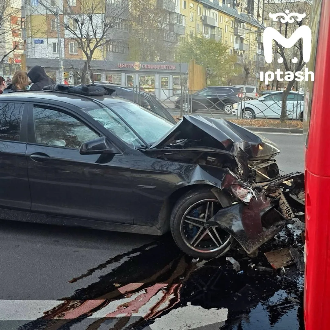 Легковушка врезалась в автобус №18 на Восстания