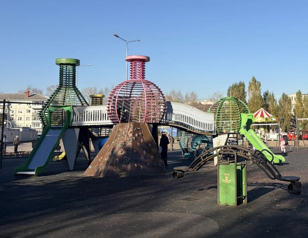В парке «Сосновая роща» в сегодняшний тёплый день много людей В парке «Сосновая роща» в сегодняшний тёплый день много людей