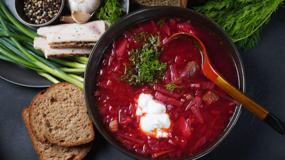 Секрет приготовления быстрого борща: нужно заменить лишь один продукт