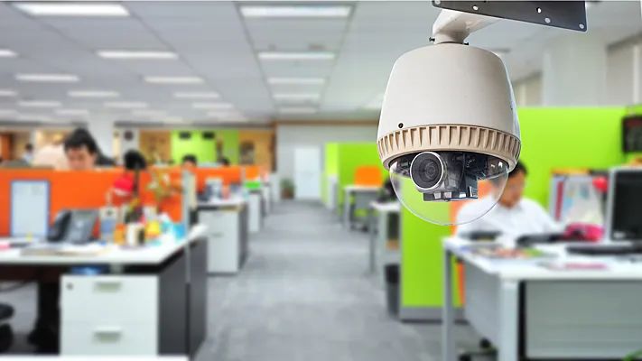 Скрытые камеры на рабочем месте: кто на самом деле под наблюдением?