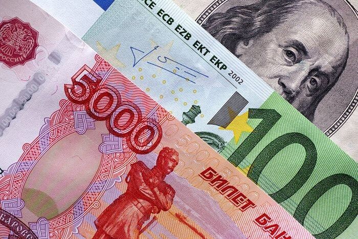 Рубль в 2025 году: что ожидать от курса к Новому году?