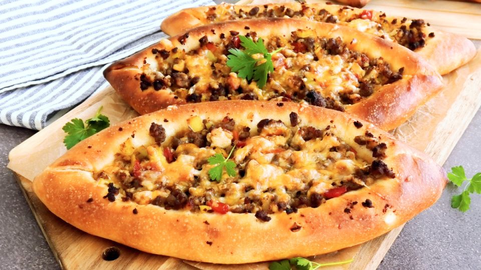 Необычные лодочки пиде: Пироги с мясом и заквасочным тестом завоевывают сердца гурманов