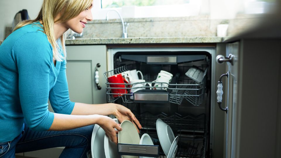Посудомоечная машина: почему залипает жир и как этого избежать?
